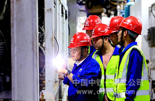 盾构施工工区负责人带队检查设备——王利 摄 盾构施工工区负责人带队检查设备——王利 摄